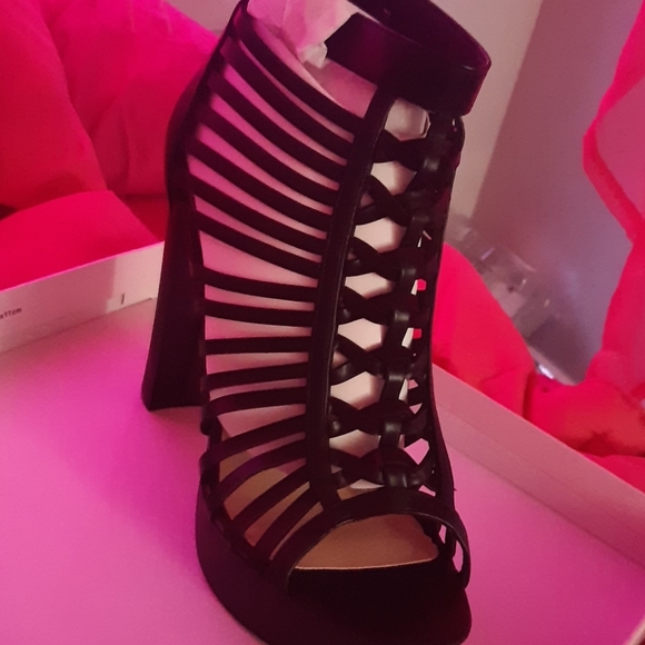 Heeled sandals - Picture 1 of 3